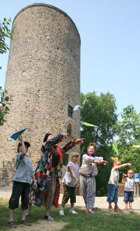 Papierflieger-Wettbewerb Burg Rabenstein