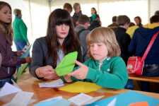 Papierflieger auf dem 16. KinderKulturFestival