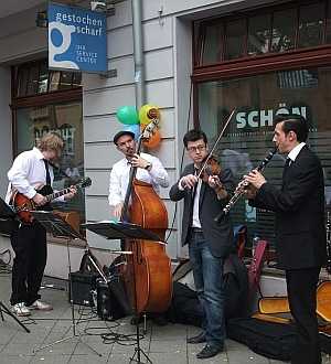 Hank und die Shakers spielten auf dem 10. Papierfliegerwettbewerb in Kassel