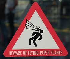Vorsicht Papierflieger!
